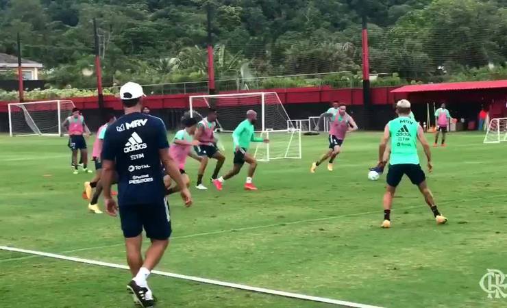 Gabigol e Arrascaeta treinam normalmente com elenco do Flamengo