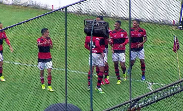 Pai de Matheus França, do Flamengo, pede três gols ao filho e ganha um 'bônus' em jogo do Sub-17