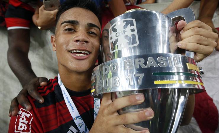 Ainda sem Filipe Luis, Flamengo traz na bagagem sinalização de oferta inglesa por Reinier
