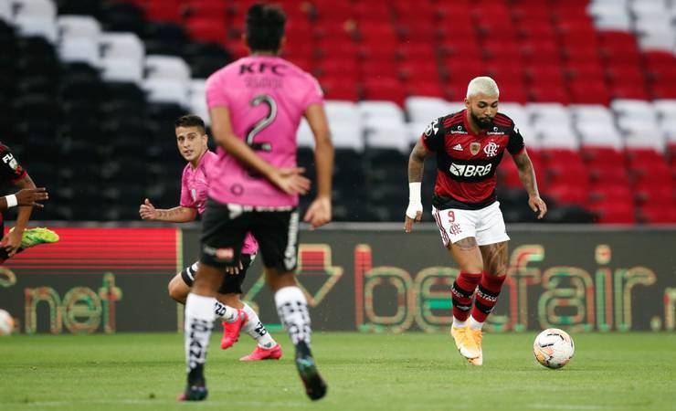Gabigol deixa o campo com dores no tornozelo, e exame aponta lesão nos ligamentos