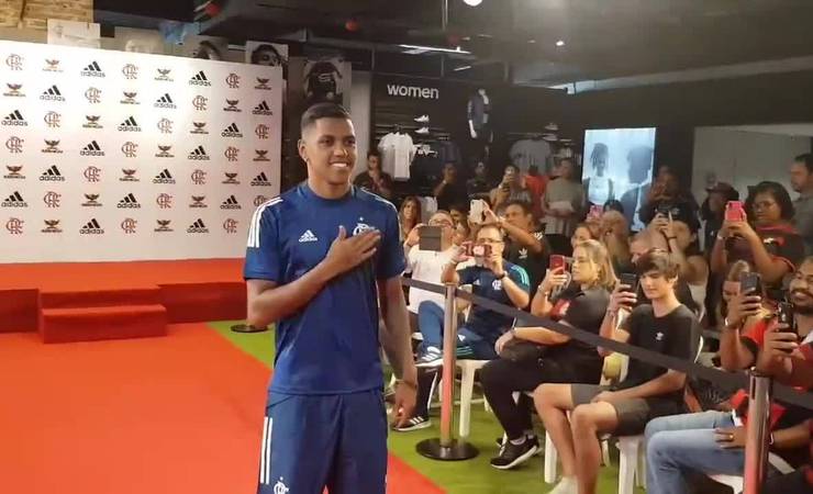"Solteiro, hein!": gafe de locutor com Pedro Rocha rouba cena em desfile de uniformes do Flamengo