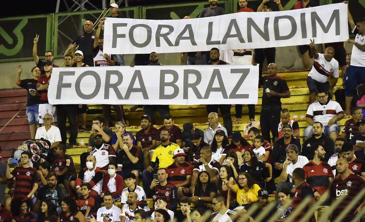 Protesto contra Landim e diretores é realizado durante jogo entre Flamengo e Altos