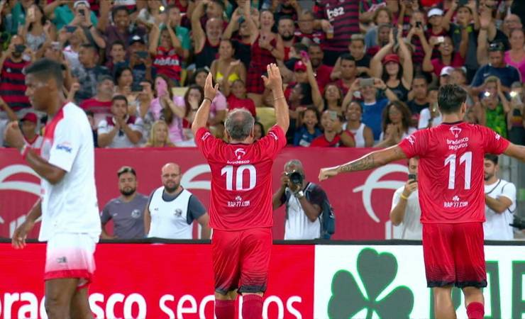 Zico marca três gols em "Jogo das Estrelas" e pede música no Fantástico: "A minha preferida"