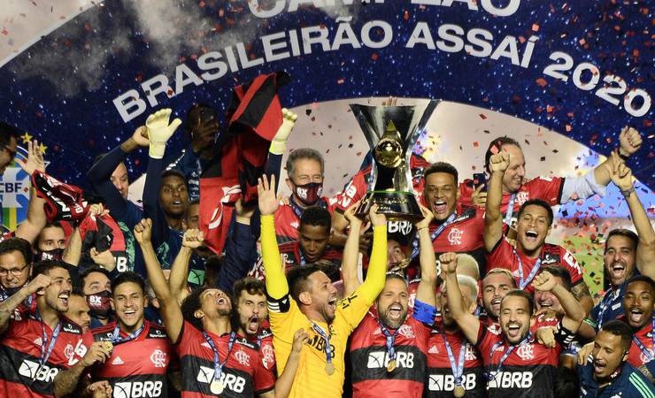 O incrível caso do Flamengo, o time que não pode ser menos que ótimo