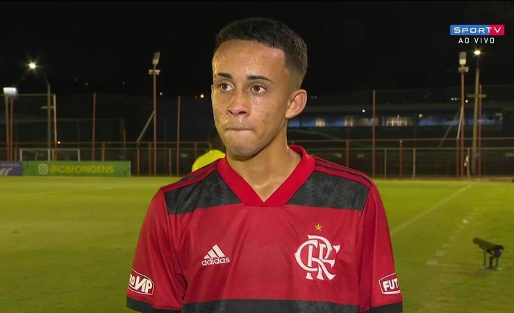 Destaque do sub-17 do Flamengo, Matheus Gonçalves se inspira no ídolo Gabigol nos pênaltis: "Não erra"