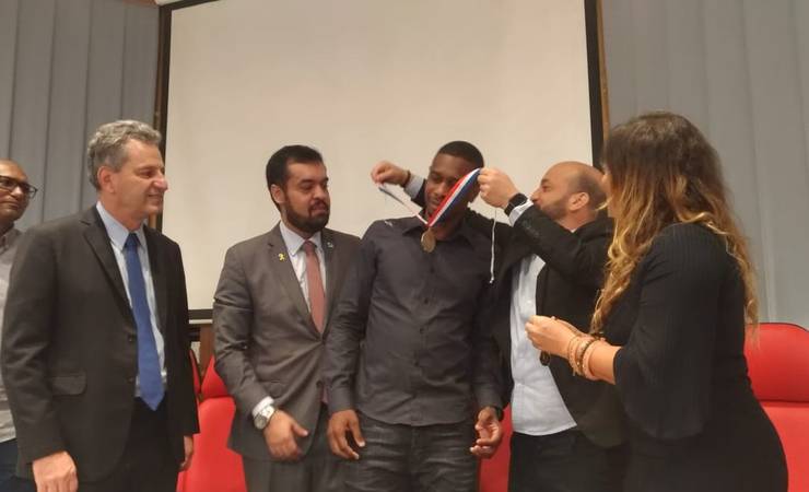 Aposentado, Juan recebe medalha Pedro Ernesto na sede do Flamengo: "Muito honrado"