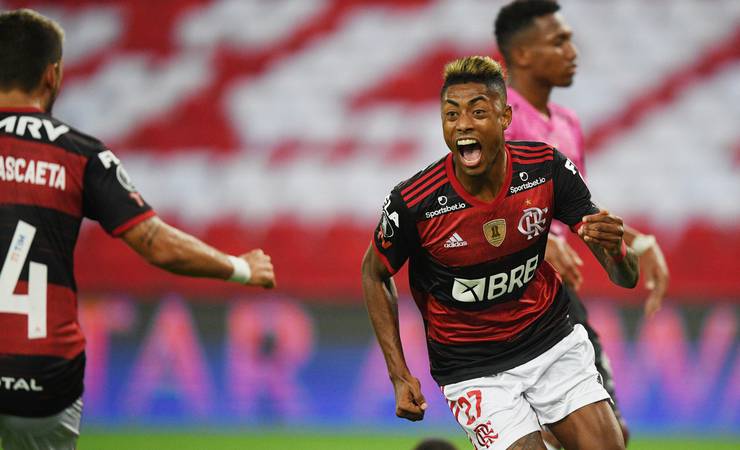 Bruno Henrique elogia garotos do Flamengo e celebra volta com dois gols após Covid-19