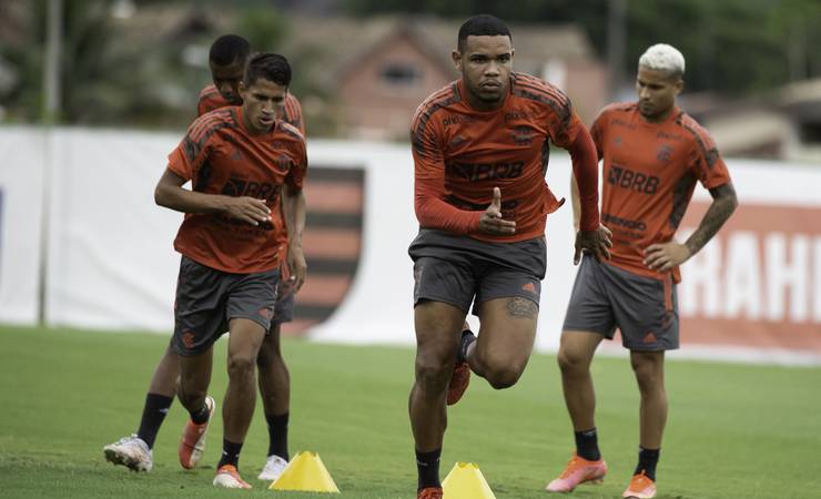 Flamengo encaminha empréstimo de Patrick, zagueiro da base, ao Tombense
