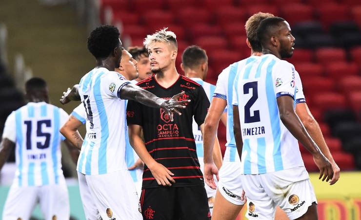 Calejado pela estrada, Gabriel Noga colhe frutos no Flamengo durante o Carioca: "Aprendizado diário"