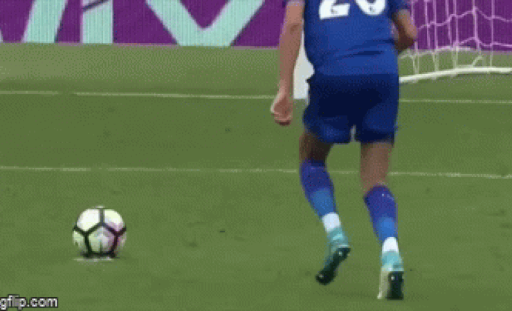 Não foi só com Pedro: em 2017, Mahrez perdeu pênalti ao dar dois toques no Campeonato Inglês