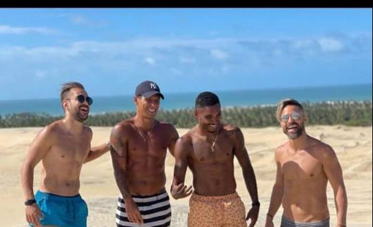 Éverton Ribeiro, Diego e Vitinho curtem férias em praia no Ceará; veja imagens