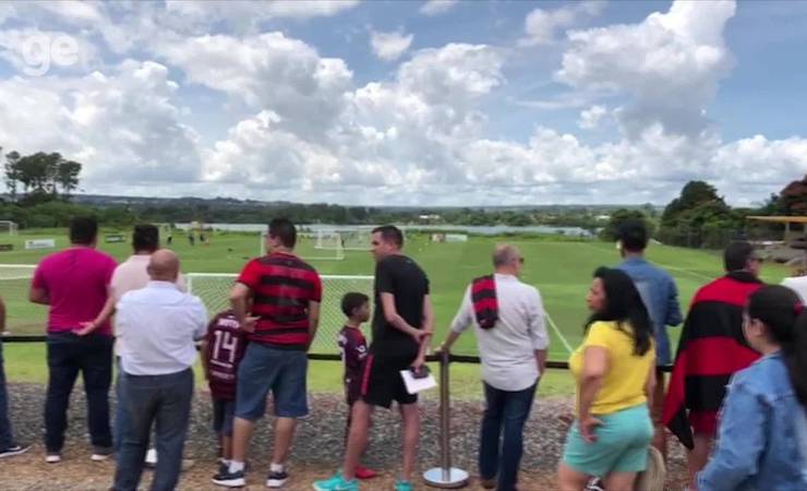 Com carinho da torcida, Flamengo faz último treino em Brasília e embarca para Quito