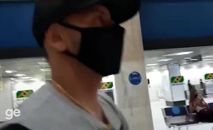 Rafinha chega ao Rio de Janeiro e resume sobre saída do Flamengo: "Estou indo embora. Segunda eu falo"