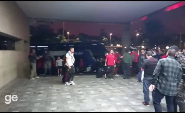 Dois dias após derrota, Flamengo é recebido com carinho em BH antes de reencontro com o Galo
