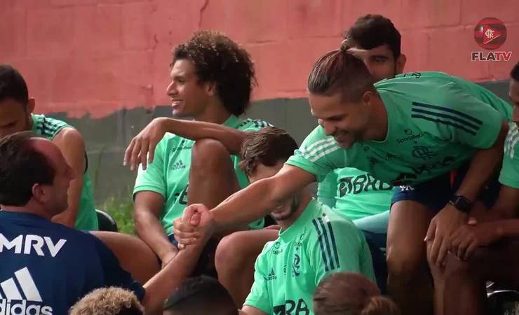 Com bate-papo e sorrisos, Rogério Ceni comanda primeiro treino no Flamengo