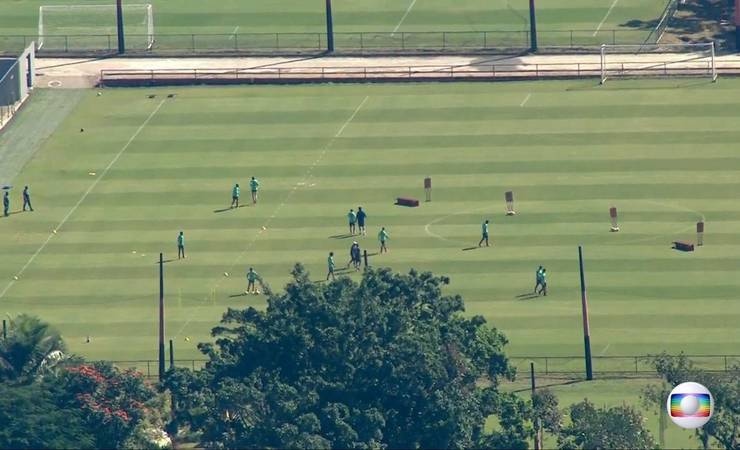 Jogadores do Flamengo treinam no campo do Ninho do Urubu. Prefeitura diz só ter autorizado fisioterapia; veja imagens