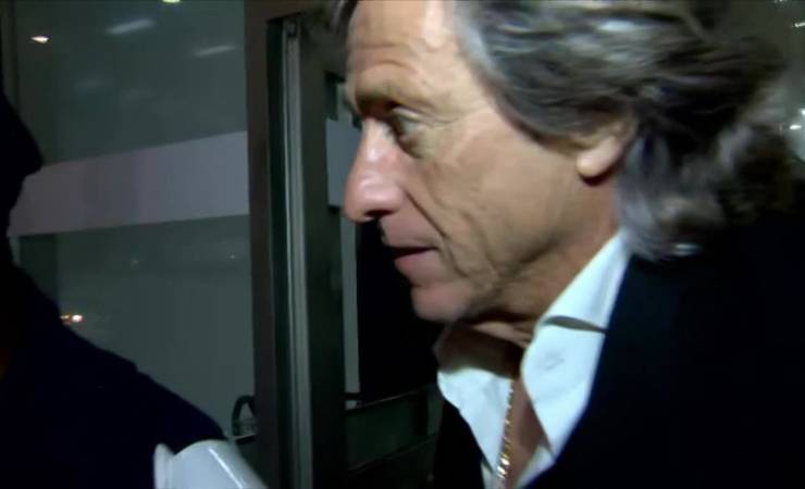 Flamengo desembarca no Rio após vice no Mundial e é recebido por torcedores no aeroporto