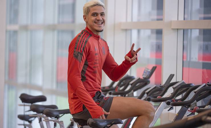 Pedro, do Flamengo, retira pontos de cirurgia e dá novo passo em recuperação de lesão no joelho