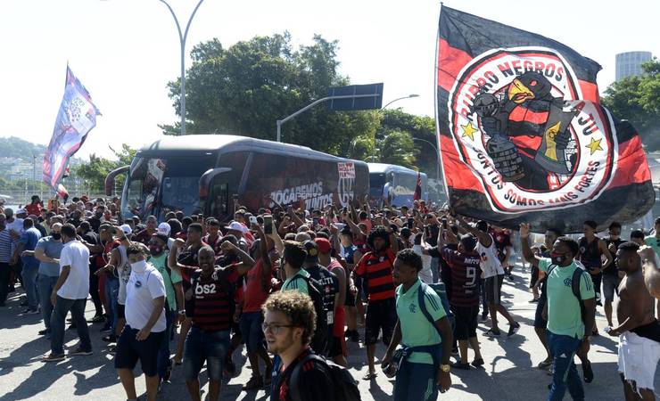 Torcida do Flamengo faz festa e aglomeração no embarque do time para São Paulo
