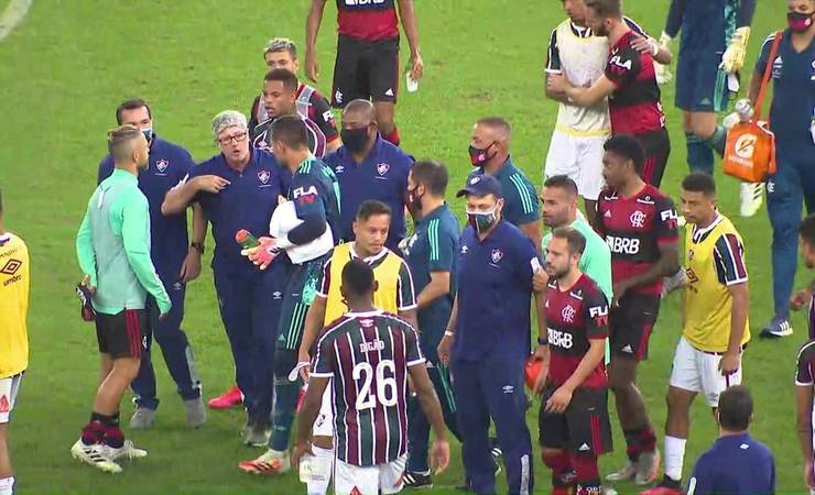 Fluminense x Flamengo: Gabigol é expulso, comissões técnicas discutem e dirigente xinga; veja vídeo da confusão