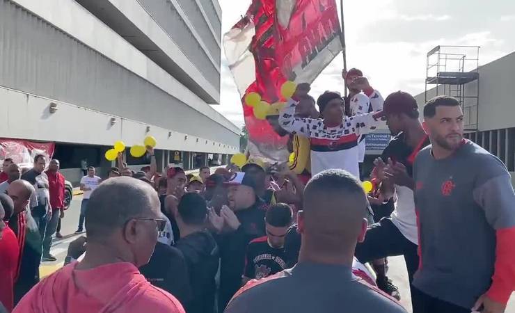 Com apoio da torcida no aeroporto, Flamengo embarca para a Colômbia com desfalques; veja a lista