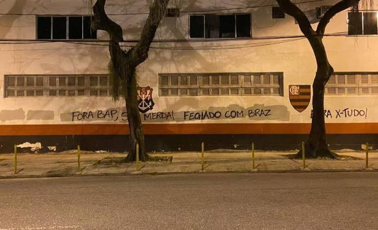 Gávea amanhece com muros pichados e protesto contra Bap no Flamengo