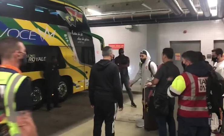 Flamengo chega a Porto Alegre com mais festa, e Andreas Pereira se rende: "Nunca vi torcida assim"