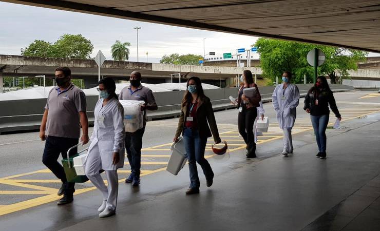 Flamengo desembarca no Rio e é recebido por equipe médica após casos de Covid