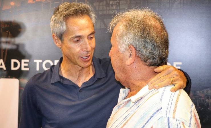 Com presença de Paulo Sousa e ídolos do Flamengo, livro sobre gols de Zico é lançado