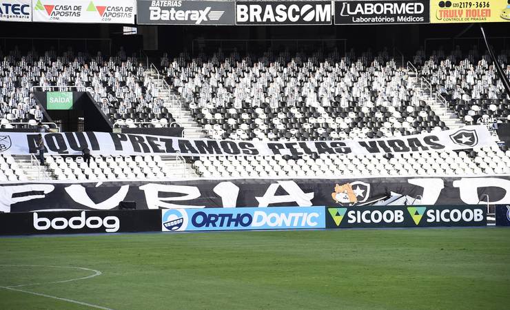 Apesar de ameaça de VP do Flamengo, faixa de torcida do Botafogo volta a ser estendida no Nilton Santos