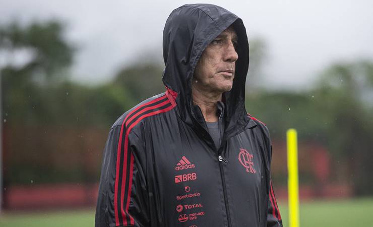 Renato comanda treino no Flamengo e recebe apoio de jogadores; diretoria mantém confiança no técnico