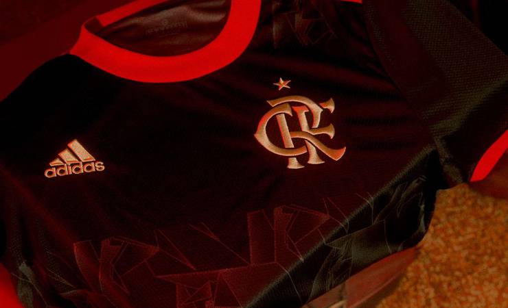 Motorista de transportadora é preso no RJ por suspeita de roubo e venda da nova camisa do Flamengo
