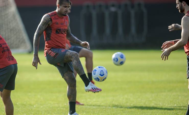 Após trabalho especial, Kenedy melhora níveis físicos e fica mais perto da estreia pelo Flamengo