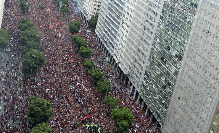 Dia histórico: veja em imagens o mar de gente que festeja o título do Flamengo da Libertadores