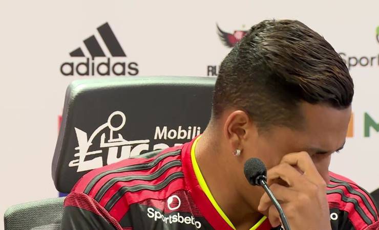 Pedro Rocha se apresenta no Flamengo, chora e diz estar "contando as horas" para jogar