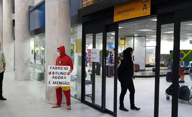 Segundo reforço do Flamengo, Fabrício Bruno desembarca, mas também deixa aeroporto por saída alternativa