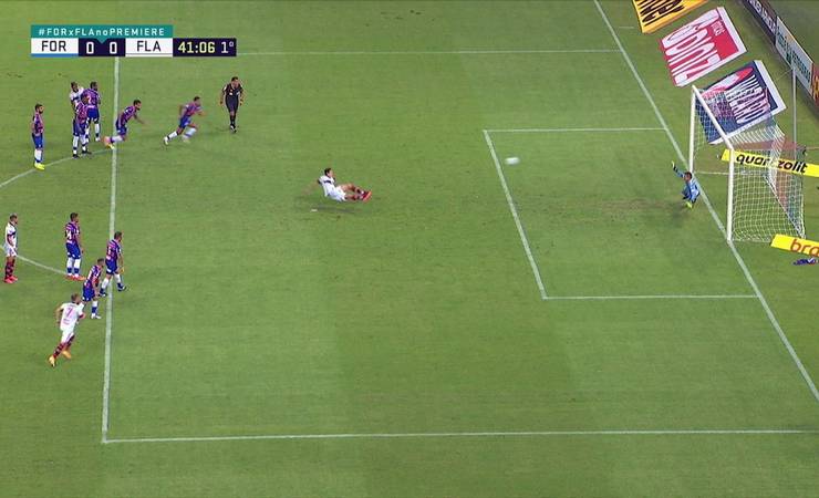 Pedro comete dois toques em pênalti e gol é anulado em Fortaleza x Flamengo; veja o lance