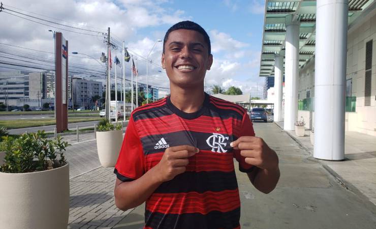 Promessa da base, atacante Mateusão assina primeiro contrato profissional com o Flamengo