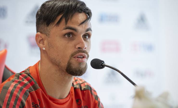 Atlético-GO flerta com Michael e aguarda o aval do Flamengo