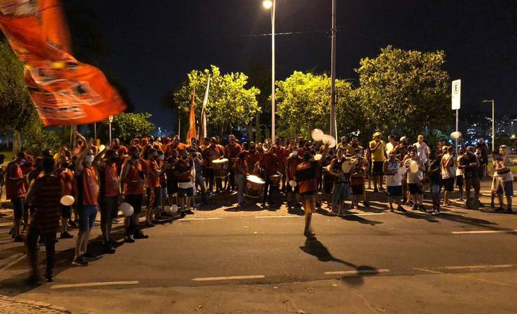 Torcida do Flamengo faz festa na chegada do clube ao Rio após o empate com o Palmeiras