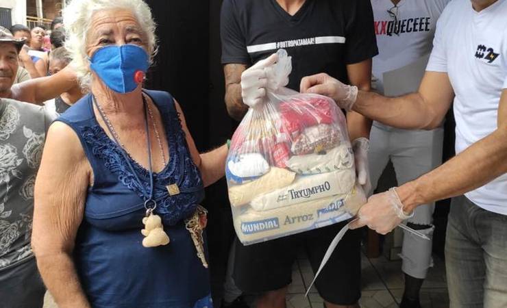 Bruno Henrique, do Flamengo, faz doação de cestas básicas para 310 famílias em Belo Horizonte
