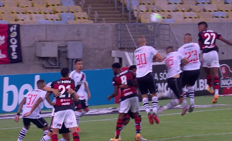 À la Cristiano Ronaldo, Bruno Henrique vai a 2,57m para marcar pelo Flamengo; veja imagem