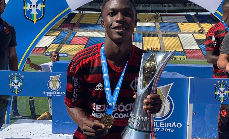 Flamengo firma contrato com zagueiro de 16 anos da base e estipula multa em R$ 317 milhões