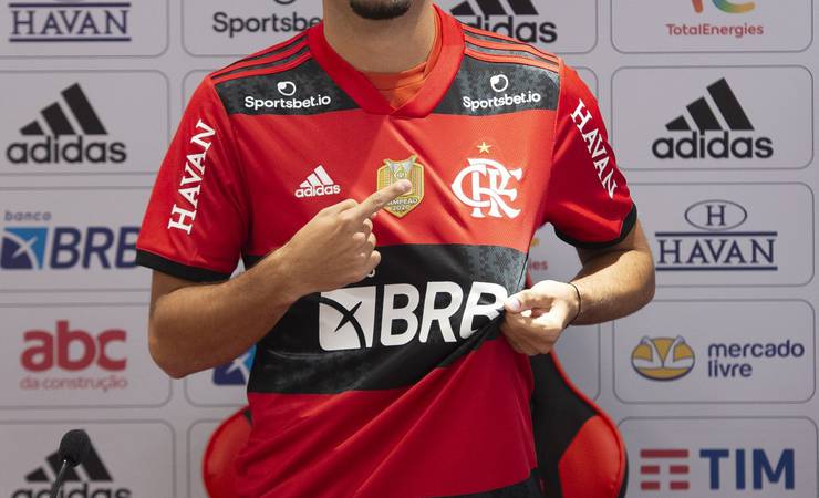 Andreas Pereira é apresentado e se derrete pelo Flamengo: "Maior clube da América. Escolha fácil"