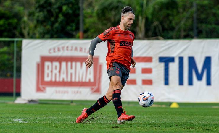 Diego volta a treinar com elenco do Flamengo e fica perto de retorno contra o Barcelona de Guayaquil