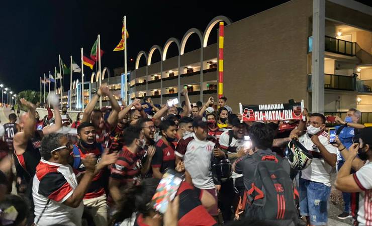 Flamengo é recepcionado com festa na frente de hotel em Natal