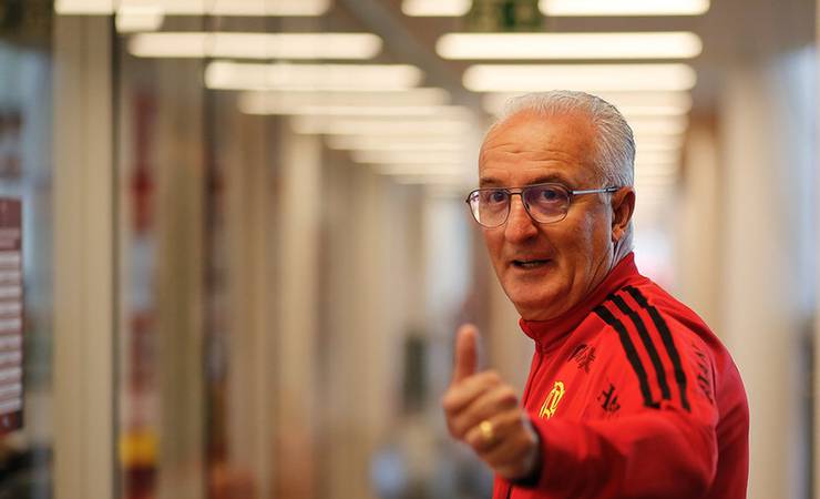 Flamengo remaneja profissionais da base para compor comissão técnica e avalia opções no mercado