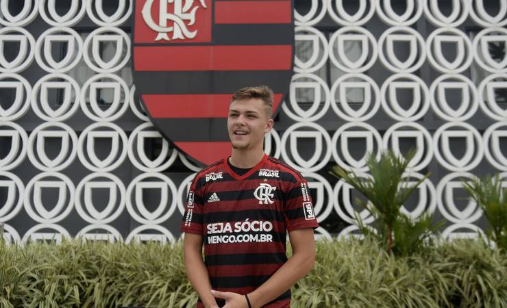 Seleção de base, faixa no braço e taças na conta: conheça Noga, zagueiro do Flamengo no Carioca
