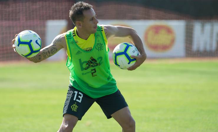Rafinha é regularizado e fica à disposição de Jesus para o duelo do Flamengo com Athletico-PR