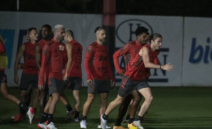 Escalação do Flamengo: Diego Alves segue fora, e Arão e Filipe Luís são dúvidas para pegar o Corinthians